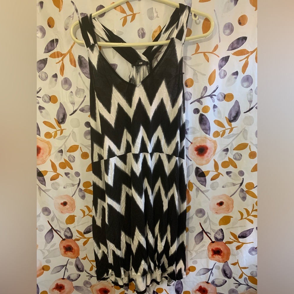 🔥5/$25 H&M Black & White Zigzag Swimsuit Cover Up Sz S